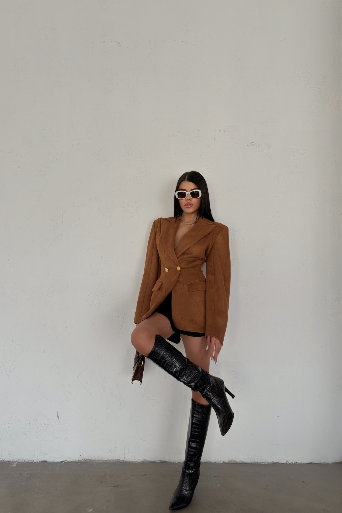 Chic tan or brown blazer styled with black boots – LARYVOE women’s outerwear
